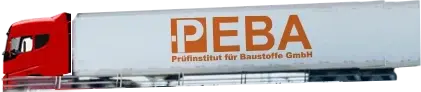 Lkw mit PEBA-Logo und der Aufschrift "Prüfinstitut für Baustoffe GmbH", symbolisiert die Dienstleistungen im Bereich Baustellenkontrollen und Materialprüfungen.